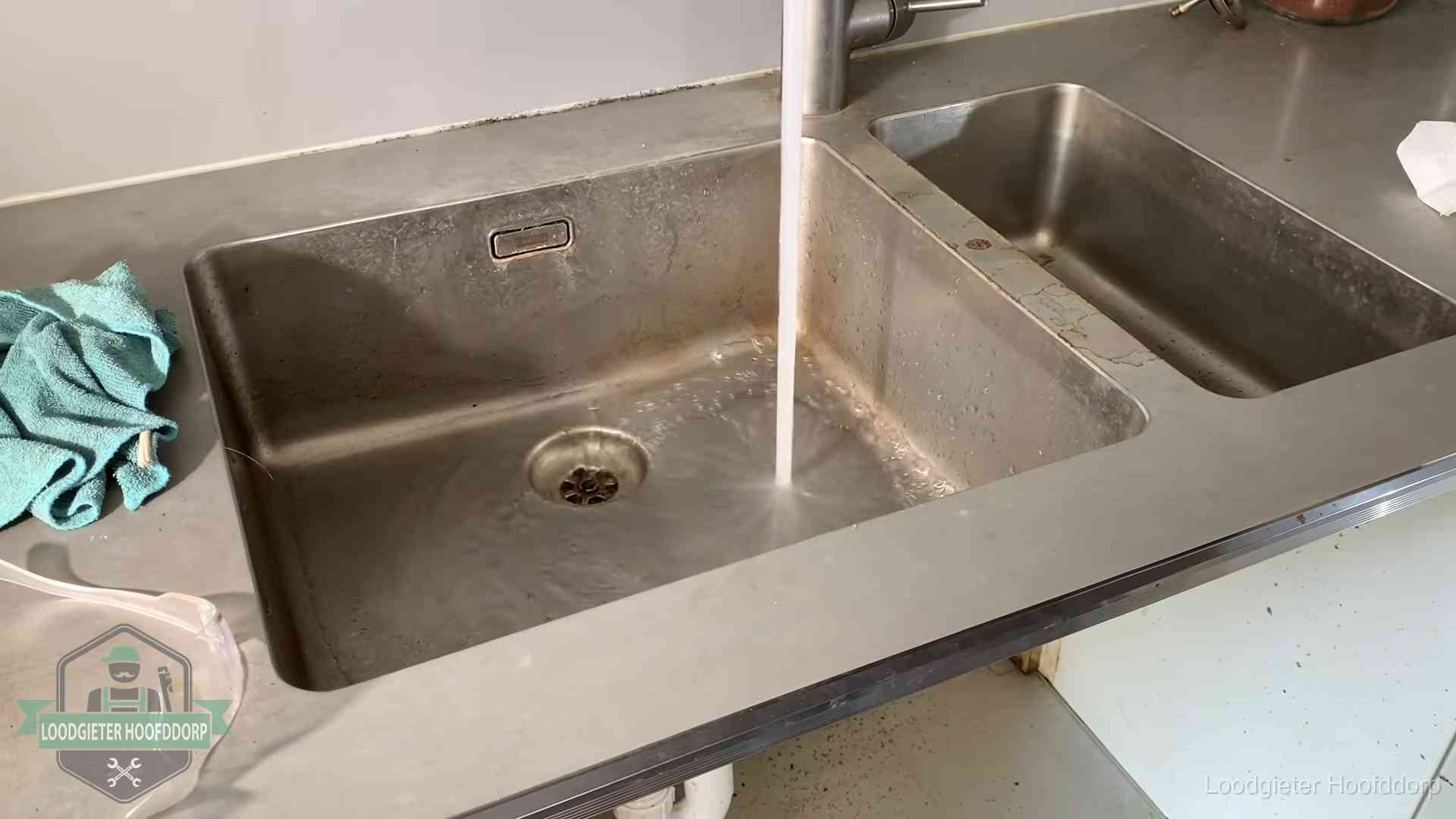 Doorstroomtest van de afvoer bij een gootsteen in Hoofddorp