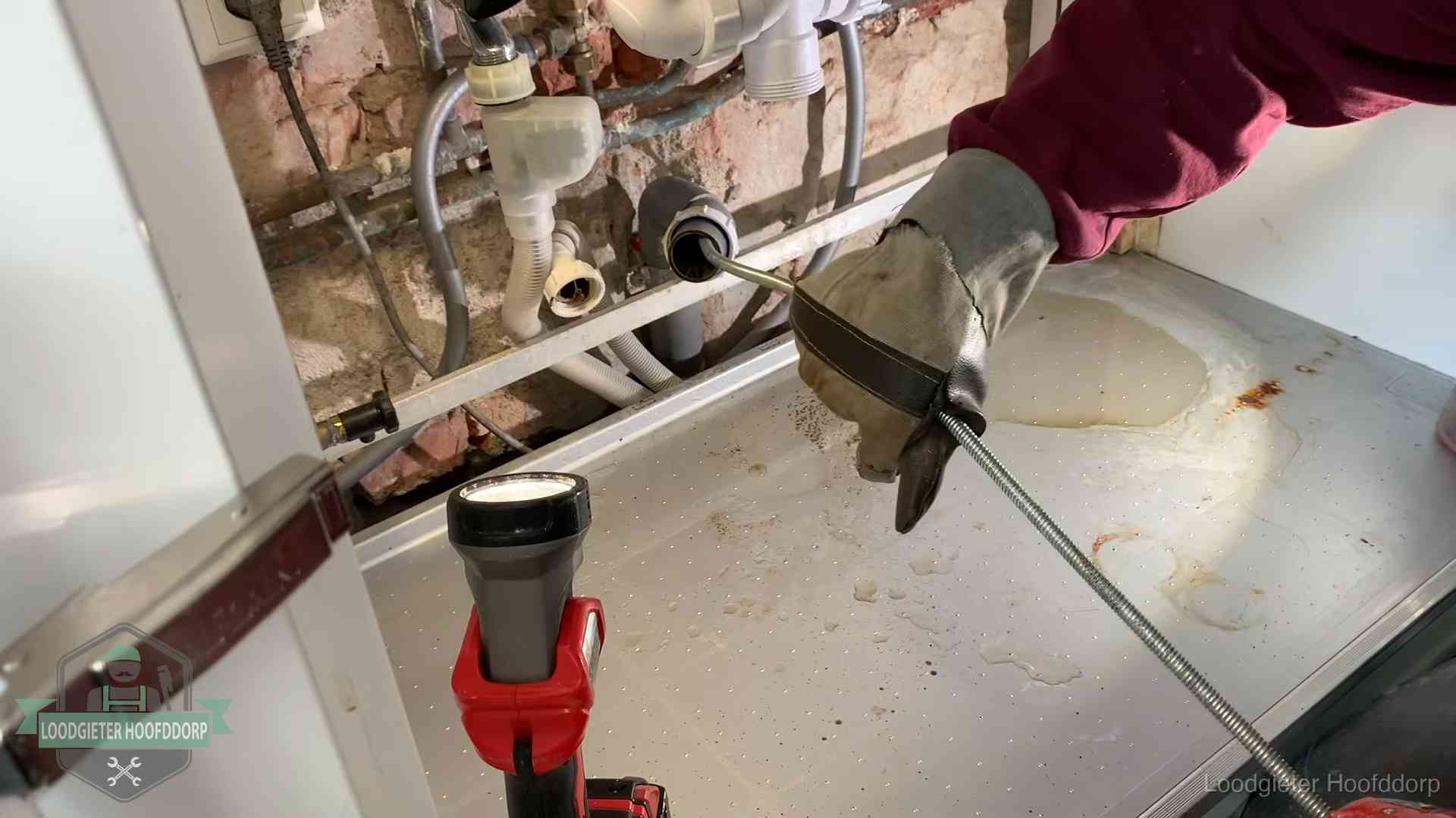 Ontstoppingsveer wordt preventief door een afvoeraansluiting gehaald in Hoofddorp