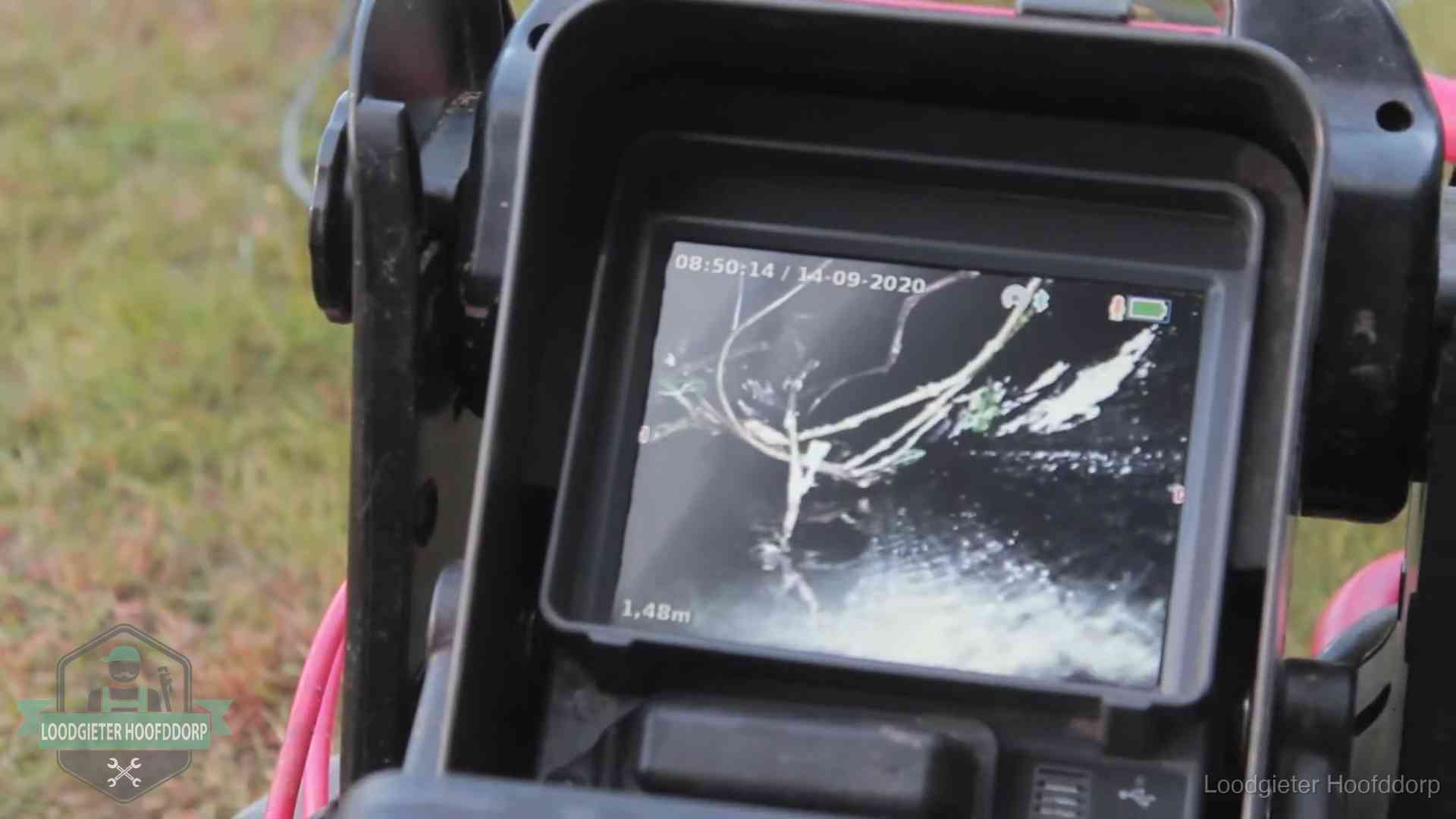 Monitor van een rioolcamera toont wortelingroei in de rioolbuis bij een woning in Hoofddorp
