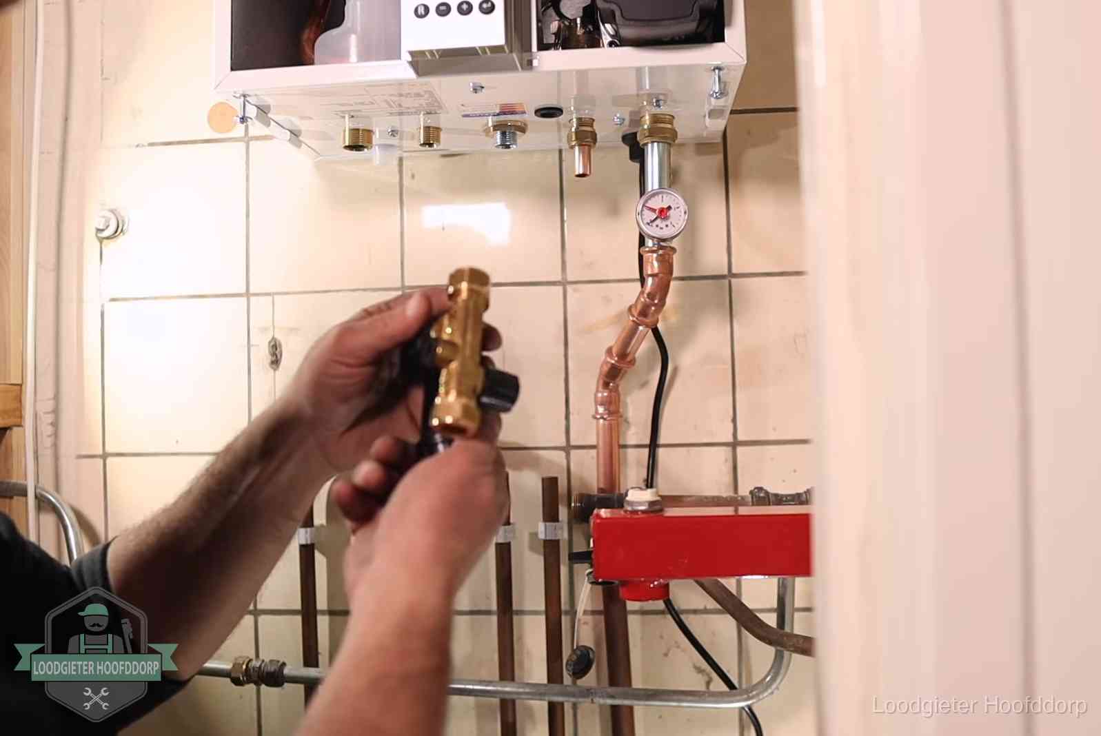 Zelf cv-druk bijvullen in Hoofddorp Vulkraan en manometer onder een cv-ketel voor het bijvullen van de waterdruk in Hoofddorp