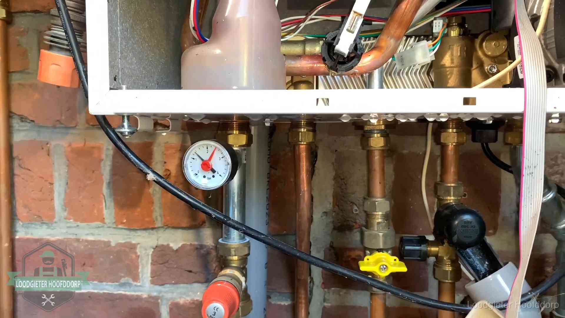 Manometer en aansluitleidingen onder een cv-ketel in Hoofddorp bij controle op drukverlies