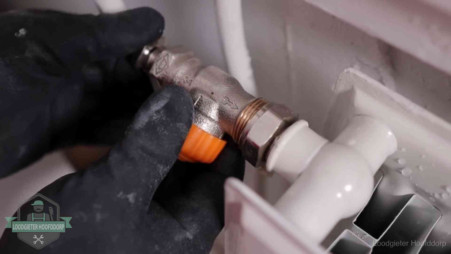 Je cv winterklaar maken in Hoofddorp Thermostaatkraan wordt gemonteerd op een radiator in Hoofddorp voor het stookseizoen