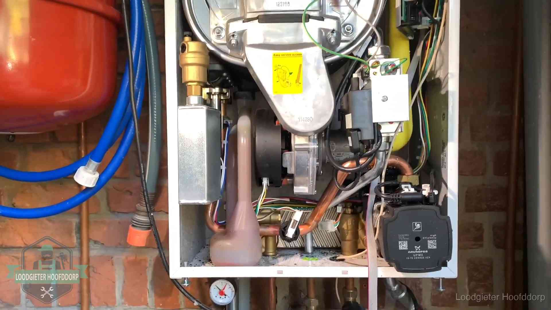 Expansievat en waterdruk in Hoofddorp Geopende cv-ketel met rood expansievat in een woning in Hoofddorp