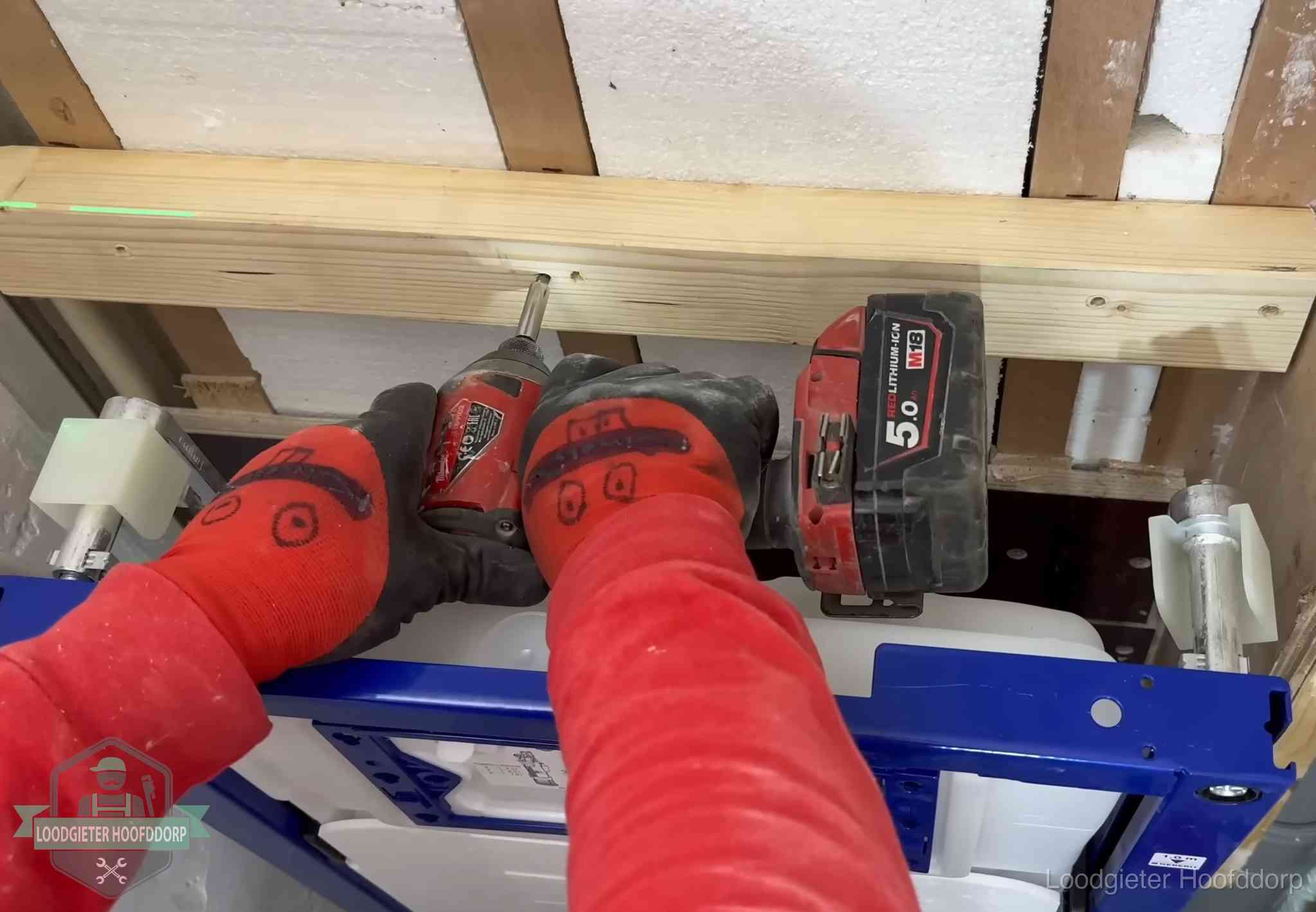 Fout in de wc-installatie opsporen in Hoofddorp Monteur bevestigt een inbouwreservoir voor een hangend toilet in Hoofddorp