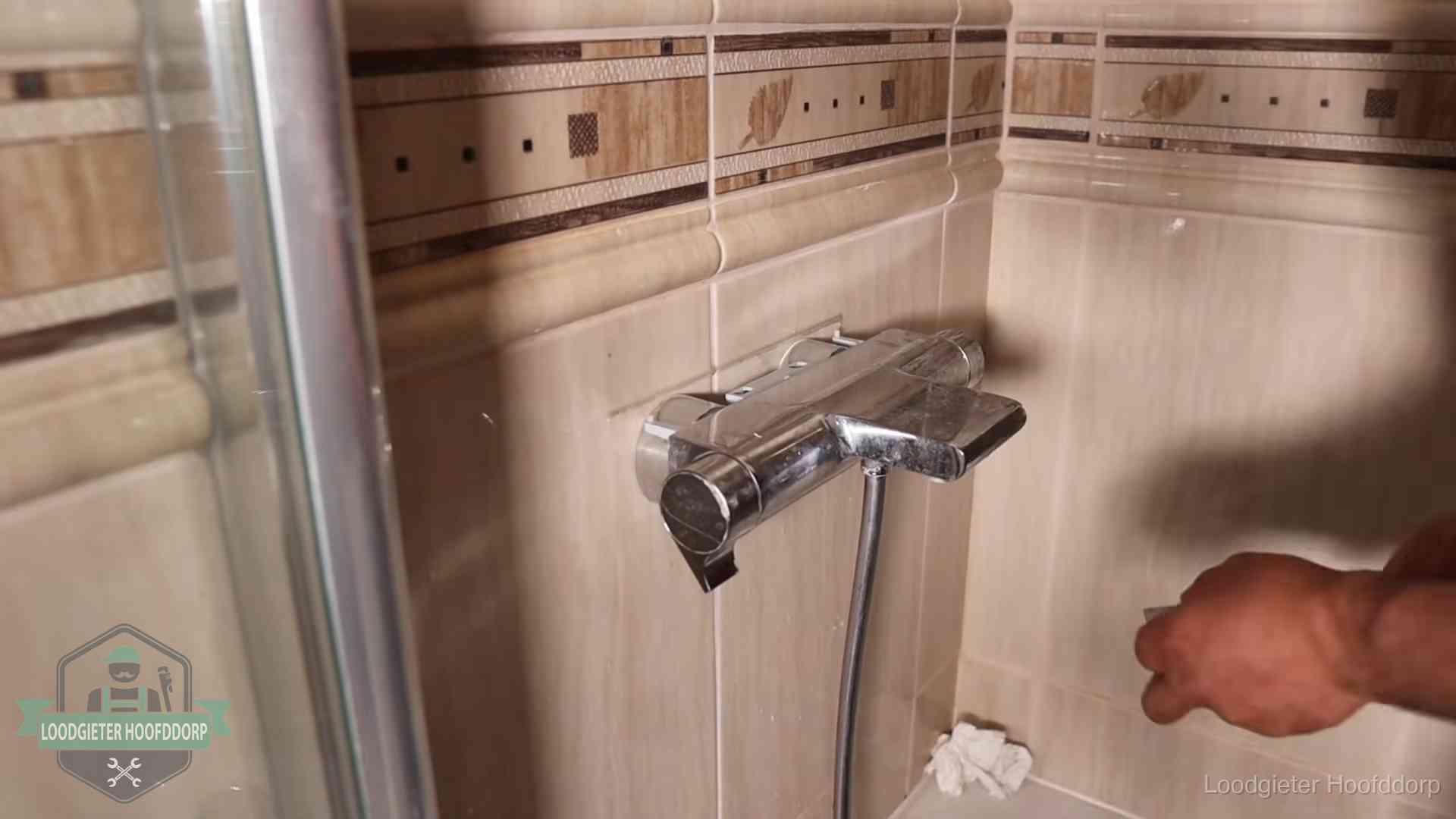 Kalkaanslag en je cv-ketel in Hoofddorp Verkalkte douche-mengkraan in Hoofddorp, hetzelfde kalk dat zich in de warmtewisselaar afzet