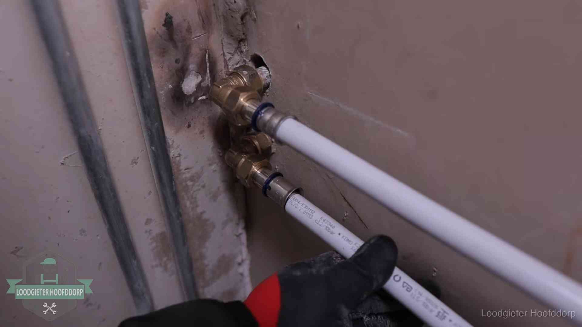 Meerlagenbuizen met keurmerk en rvs persfittingen op muuraansluitingen in Hoofddorp