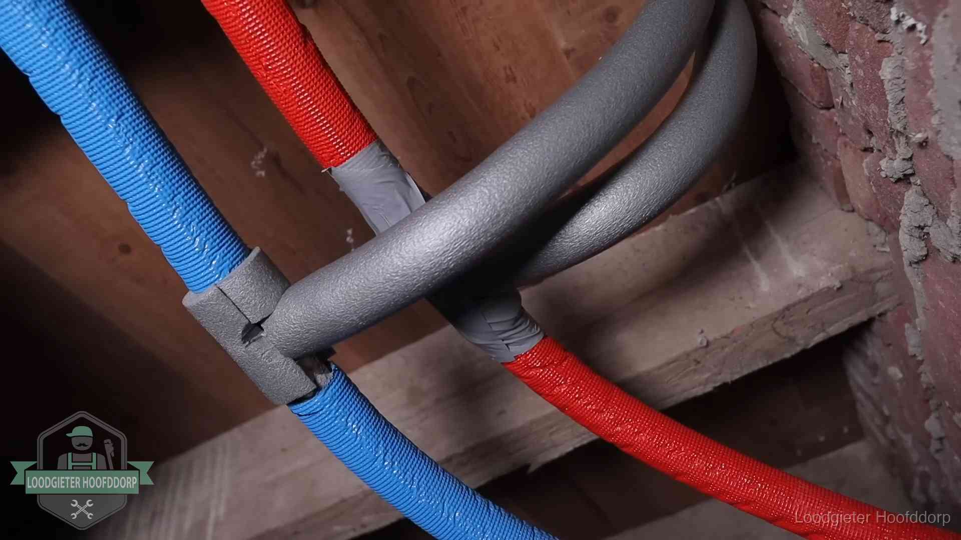Geïsoleerde waterleidingen langs houten balken tegen bevriezing in Hoofddorp