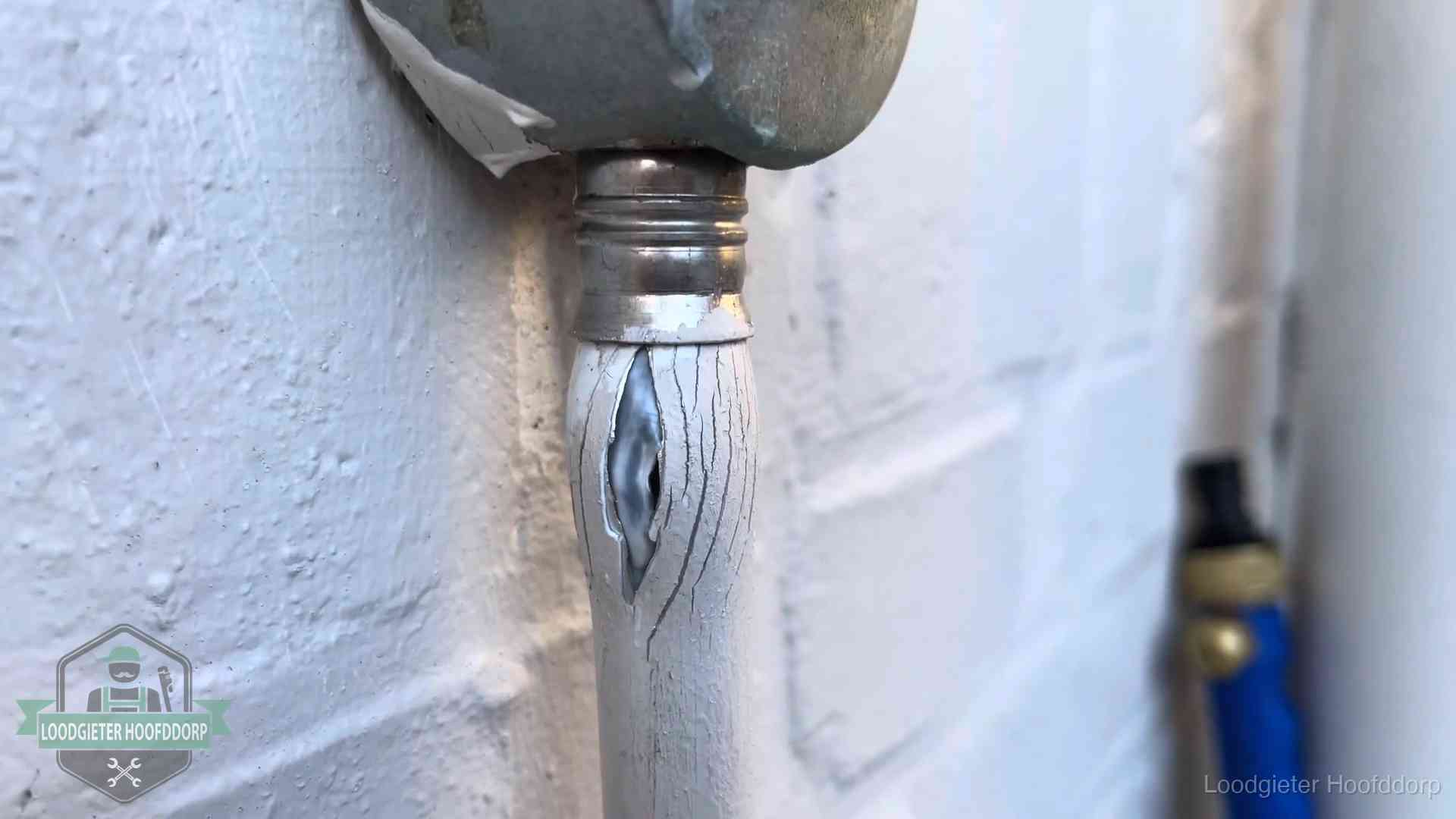 Oude waterleiding in Hoofddorp waar de verf openscheurt, een stille aanwijzing voor een beginnend lek