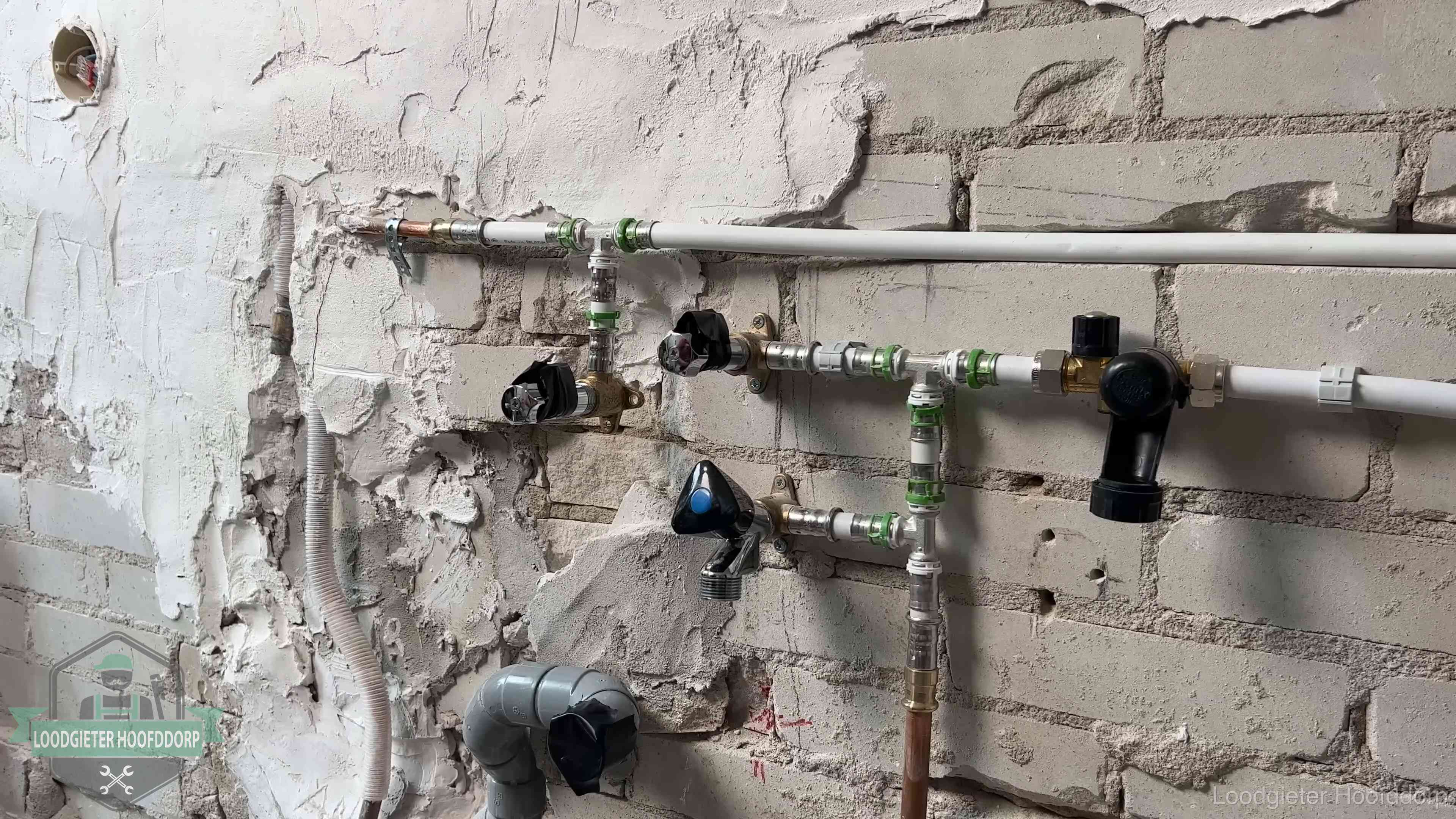 Nieuw aangelegd leidingwerk met persfittingen tijdens een verbouwing in Hoofddorp