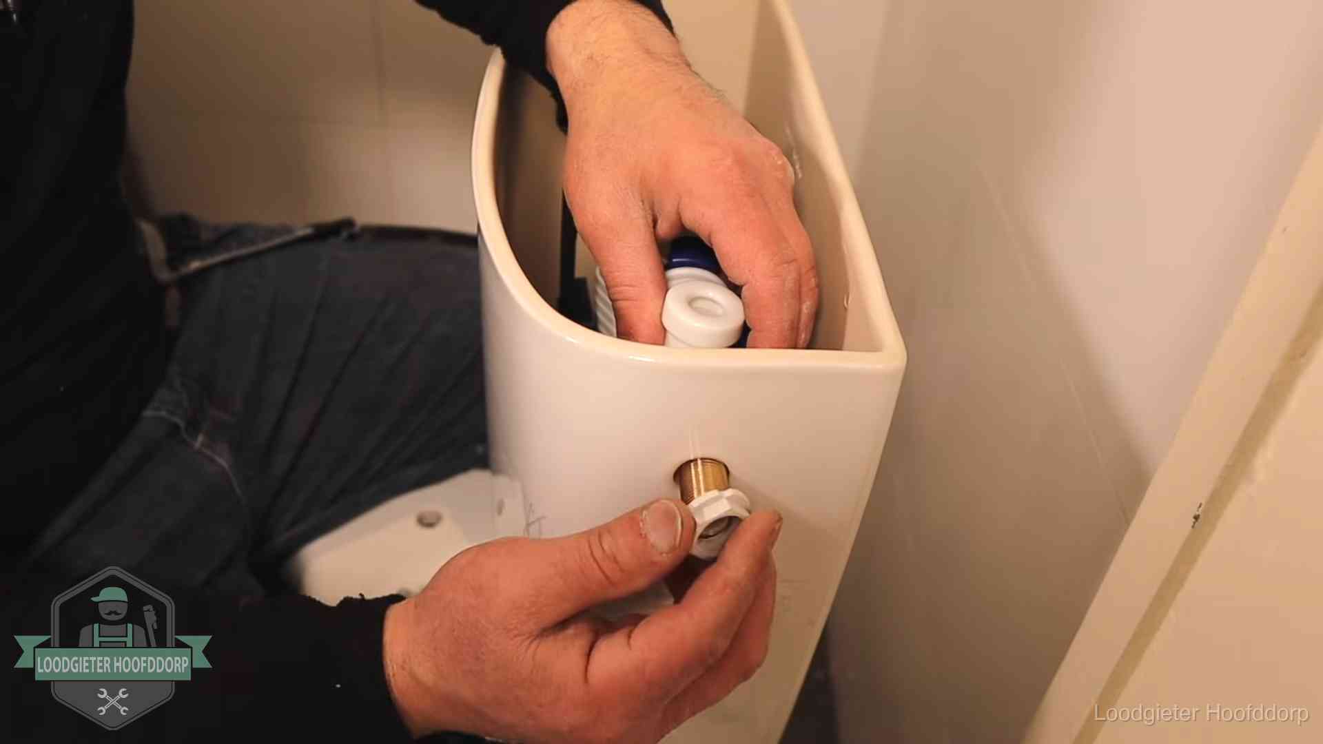 Loodgieter voor je verstopte wc in Hoofddorp Loodgieter monteert de vlotterkraan van een stortbak bij een toilet in Hoofddorp