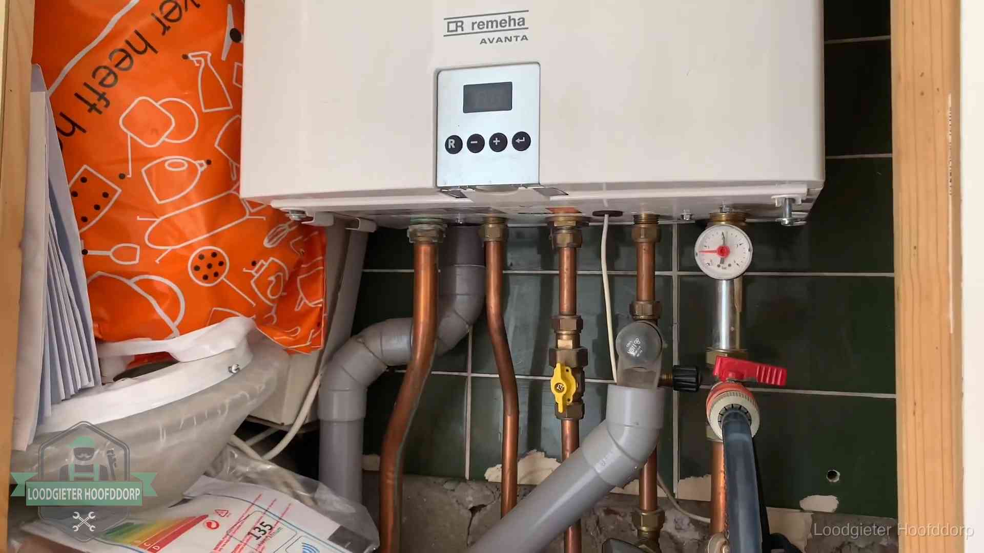 Remeha cv-ketel onderhoud in Hoofddorp Oudere Remeha cv-ketel in een ketelkast in een woning in Hoofddorp