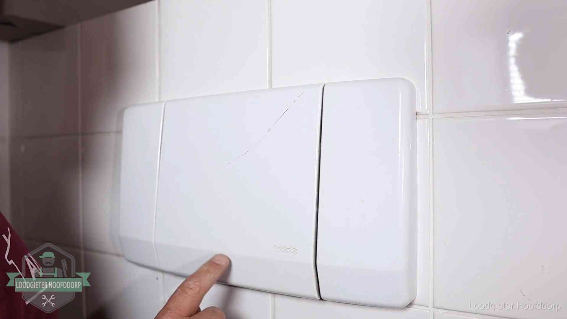 Oorzaken van een verstopte wc in Hoofddorp Bedieningspaneel van een inbouwreservoir van een hangend toilet in Hoofddorp