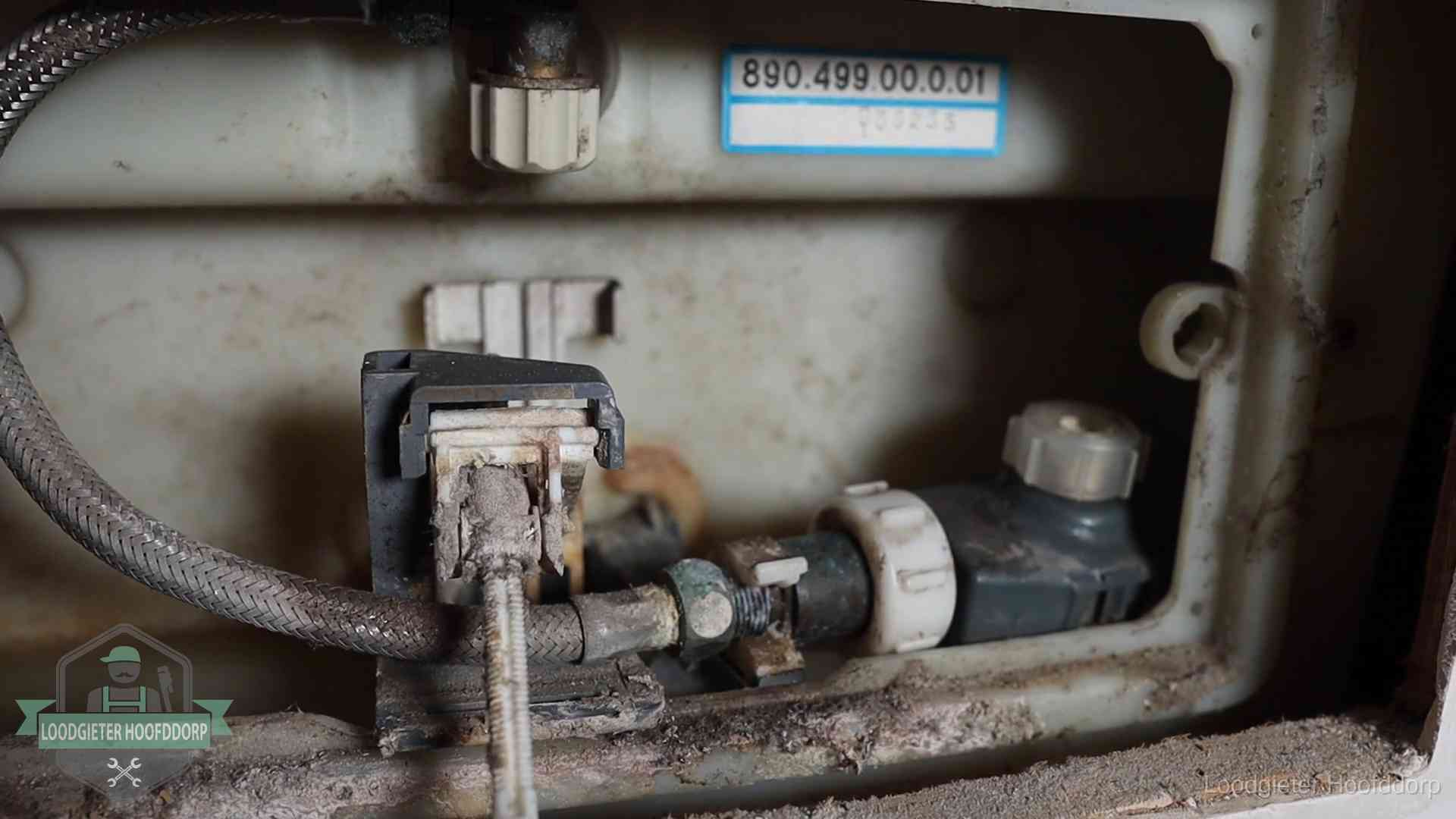 Stortbak en spoelmechanisme in Hoofddorp Verkalkt binnenwerk van een stortbak met vlotterkraan in Hoofddorp