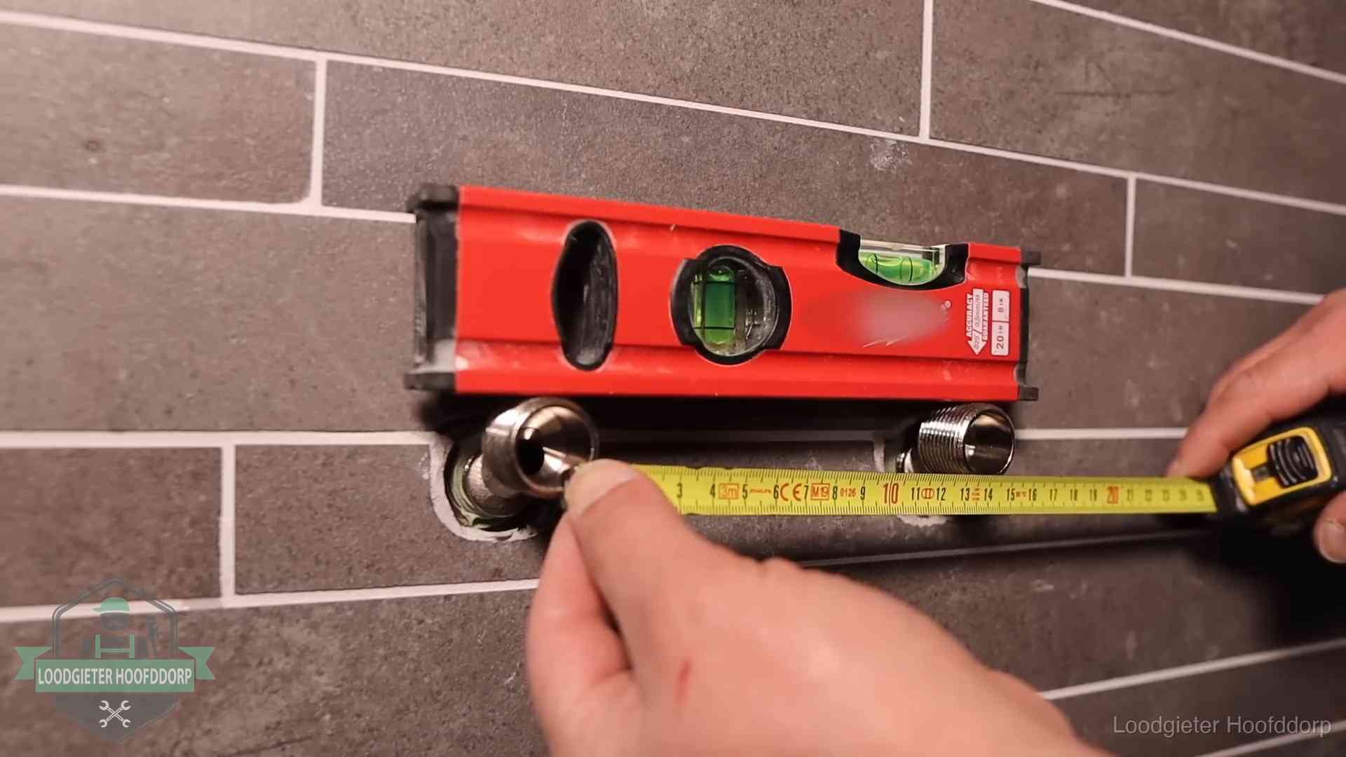 Waterpas en duimstok bij kraan-aansluitpunten in een badkamer in Hoofddorp