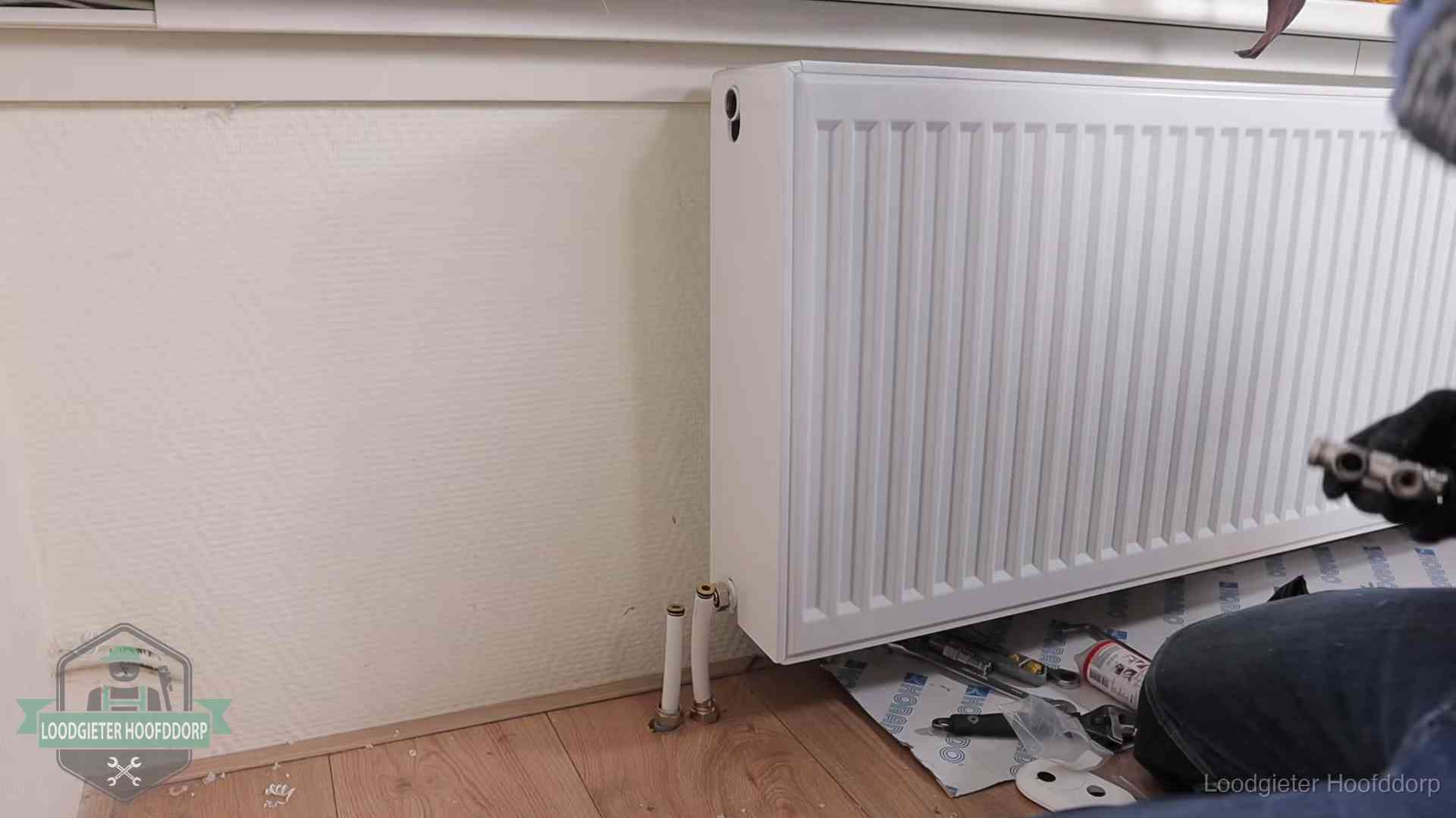 Verwarming per wijk in Hoofddorp Nieuw gemonteerde radiator in een woonkamer in Hoofddorp