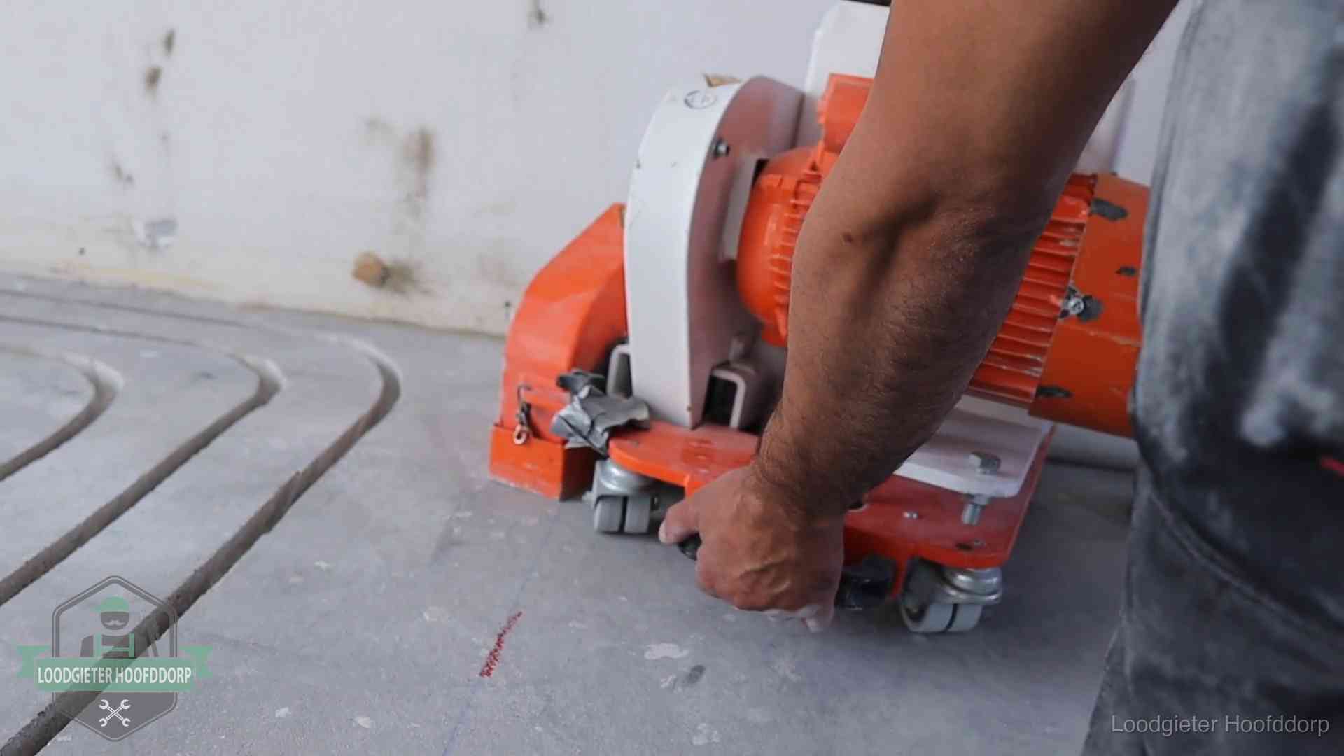 Sleuvenpatroon voor vloerverwarming in de dekvloer van een woning in Hoofddorp
