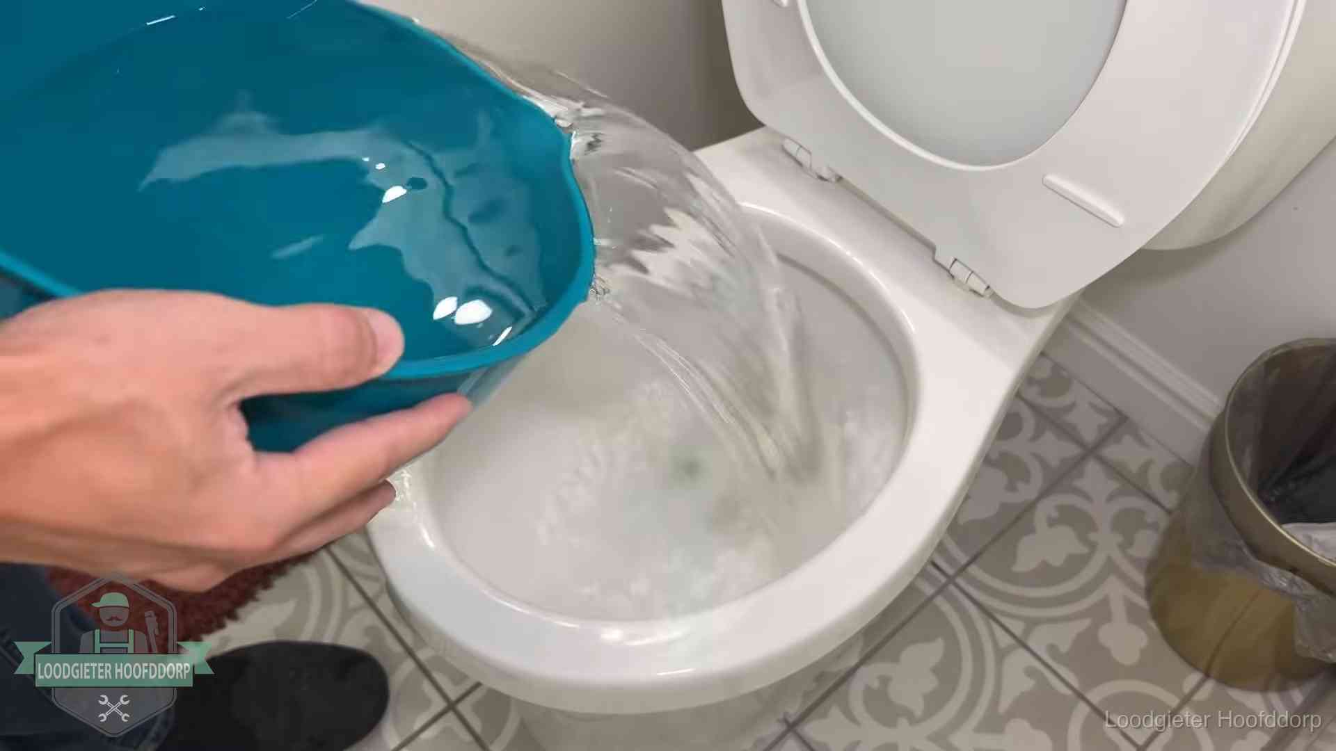 De warm-water-methode in Hoofddorp Warm water wordt voorzichtig in de wc-pot gegoten in Hoofddorp