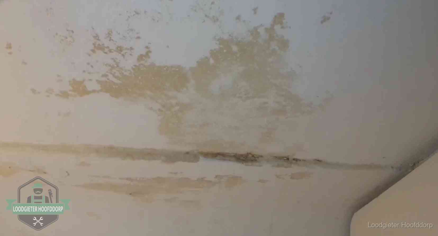 Watervlekken op een plafond in Hoofddorp, schade die je bij de verzekering meldt