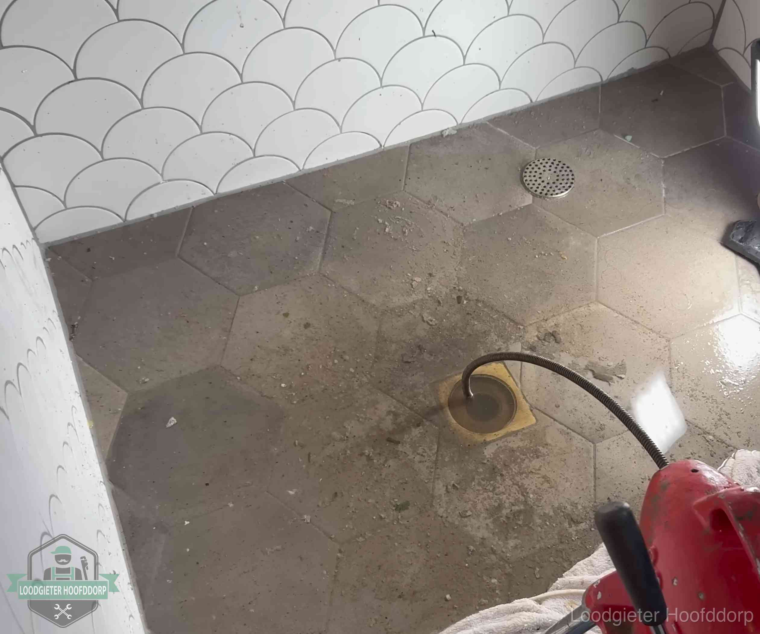 Stank uit wc of vloerput in Hoofddorp Vloerput met waterslot in een badkamer in Hoofddorp, een bron van stank als het waterslot droogstaat