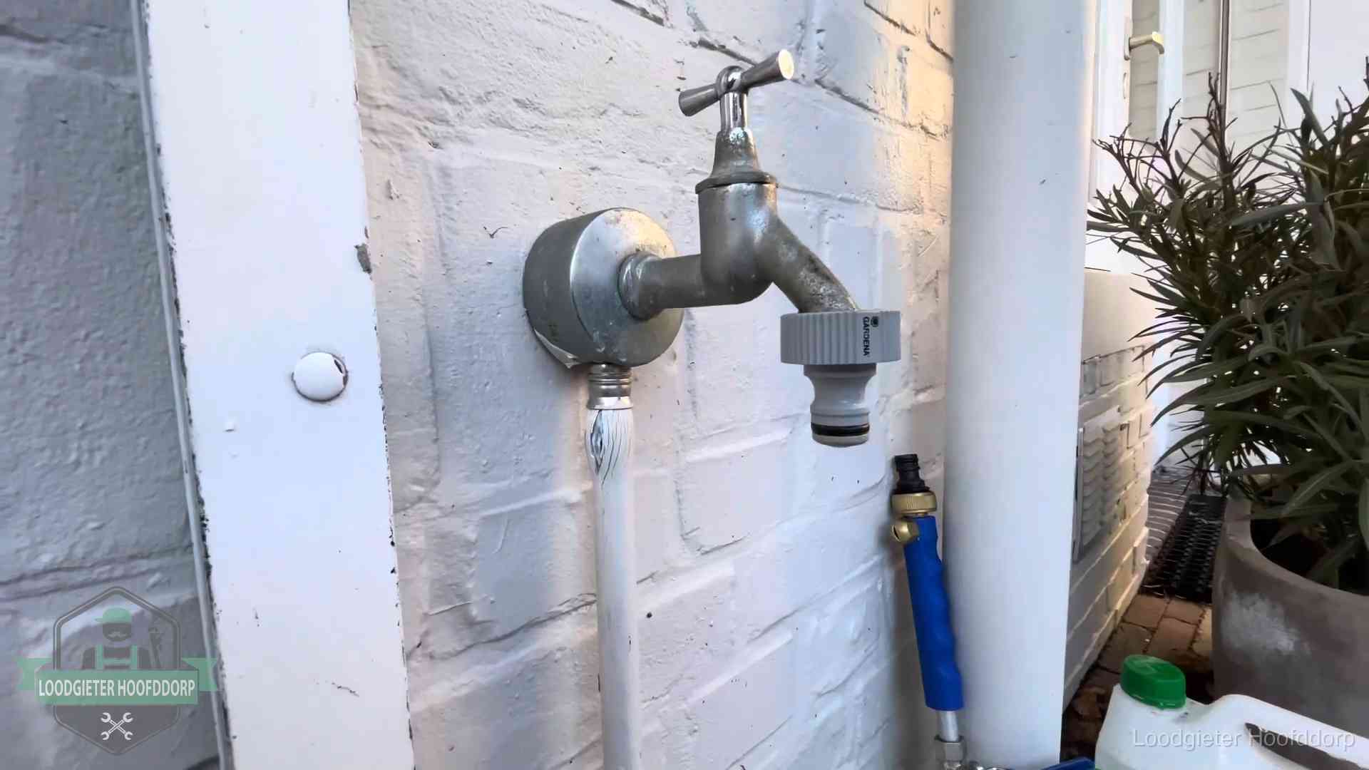 Buitenkraan met slangaansluiting bij een woning in Hoofddorp, sluipverbruik zie je terug op de waterrekening
