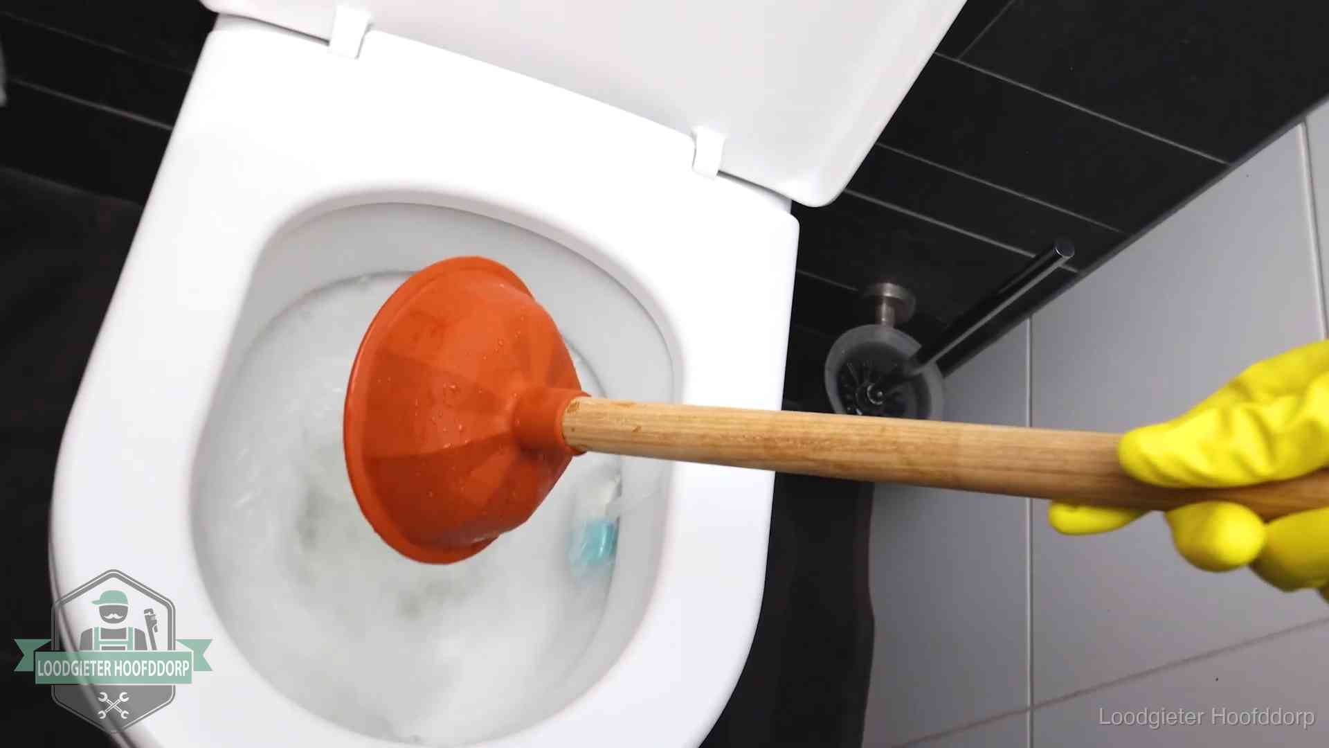 Wc ontstoppen met de plopper in Hoofddorp Plopper wordt in de wc-pot gedrukt bij het ontstoppen van een toilet in Hoofddorp