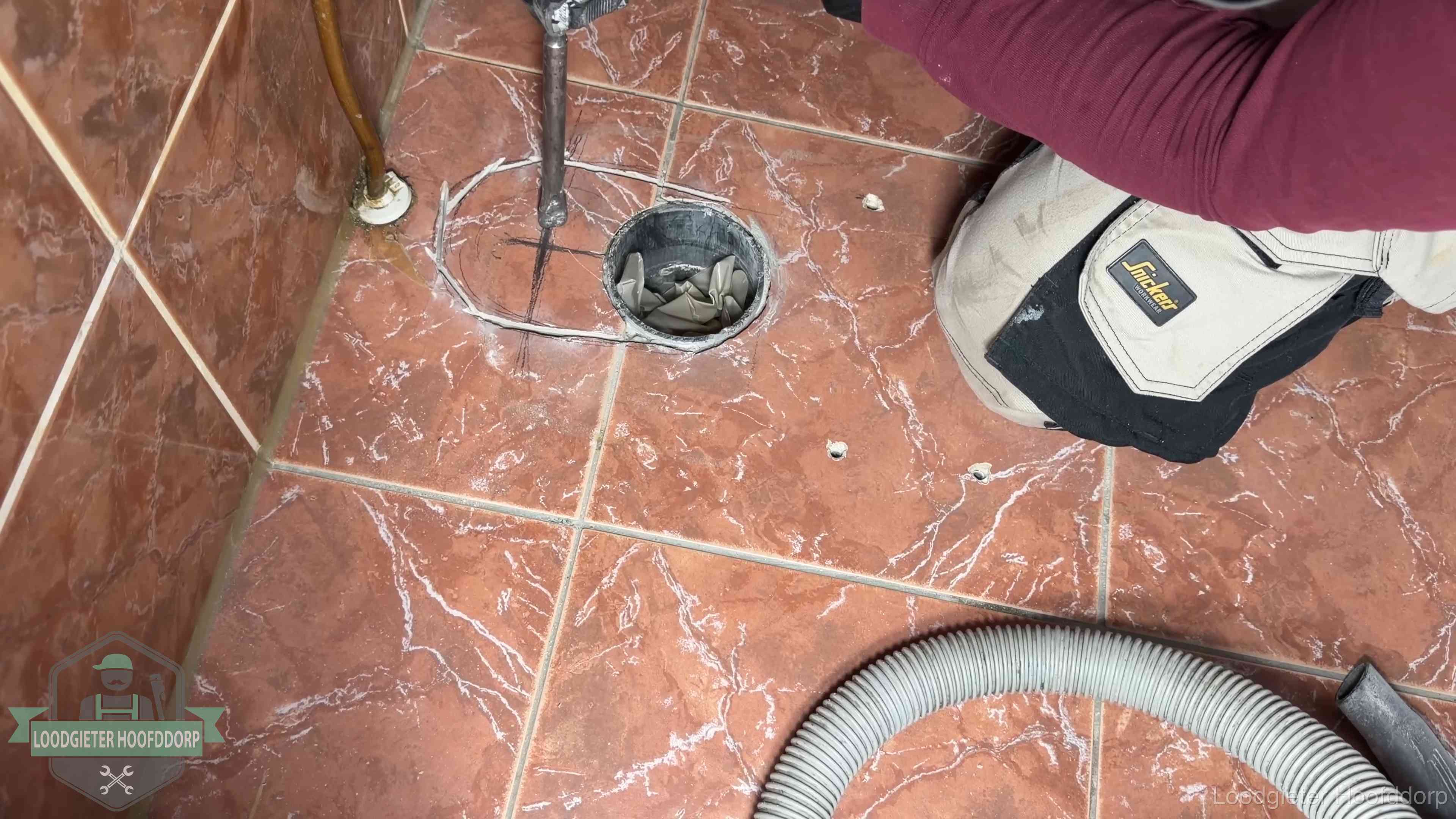 Wc-pot demonteren en terugplaatsen in Hoofddorp Open rioolaansluiting in de vloer waar de wc-pot is gedemonteerd in Hoofddorp