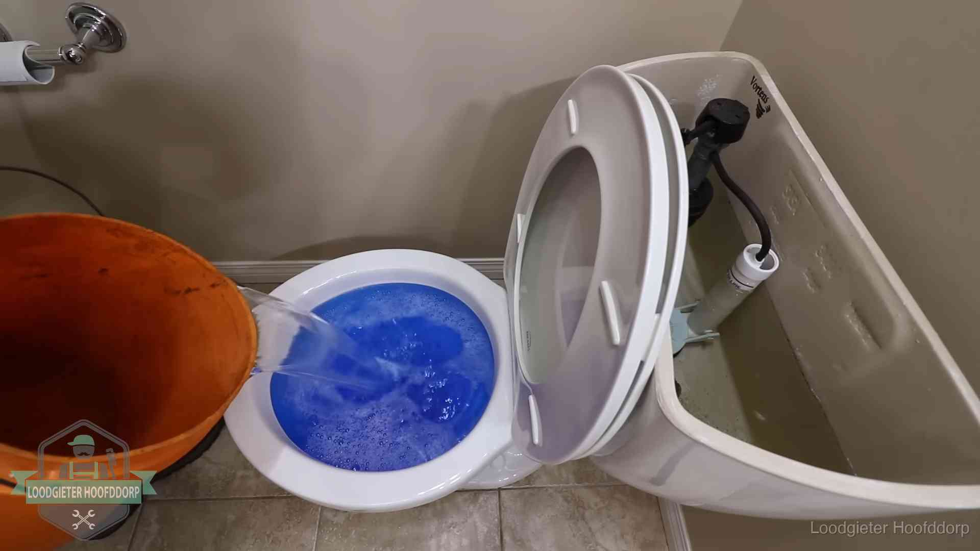Water komt omhoog in de wc in Hoofddorp Water bij de wc-pot wordt met een emmer weggewerkt om schade te beperken in Hoofddorp