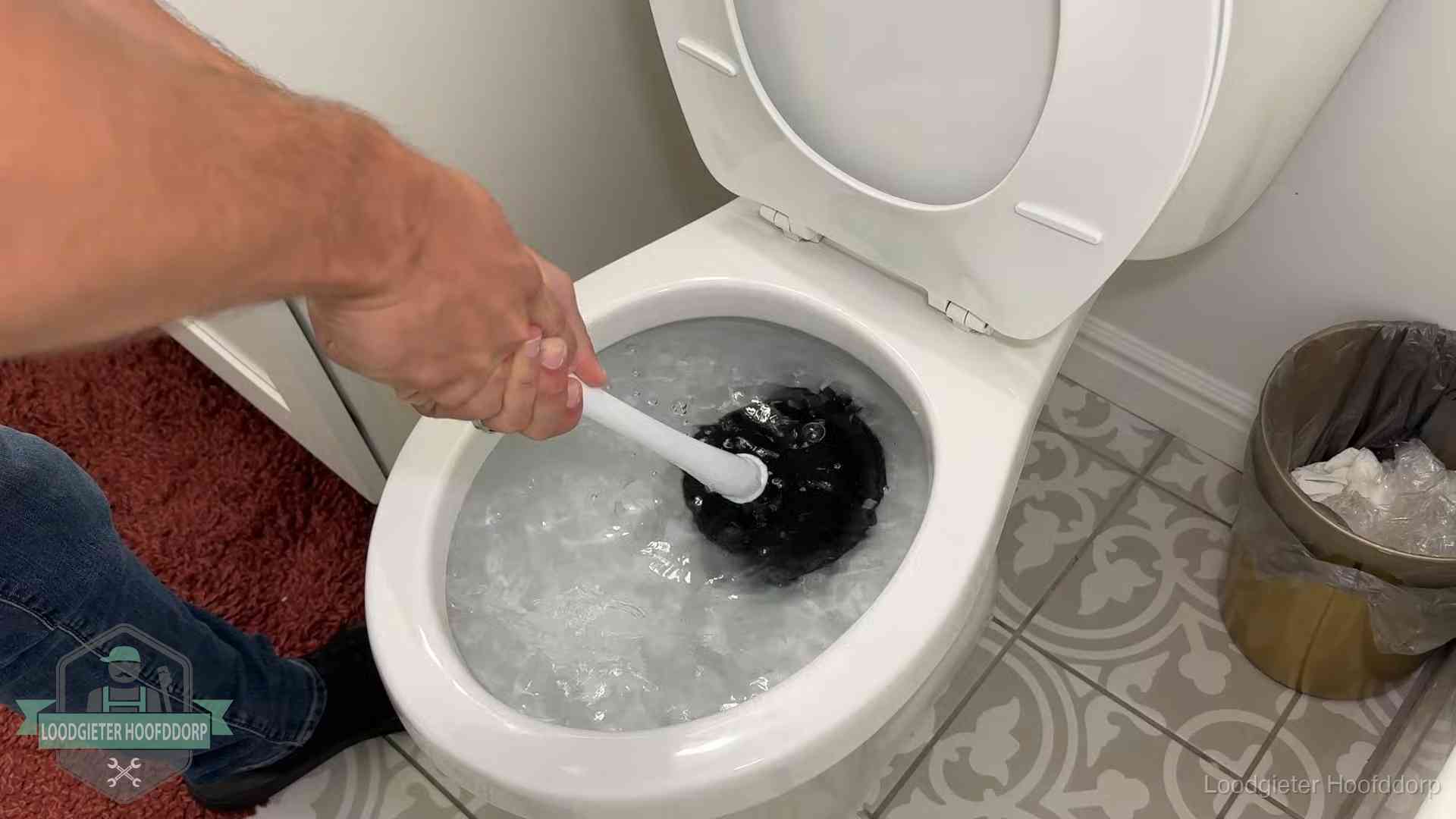 Zelf je wc ontstoppen in Hoofddorp Zelf de wc ontstoppen met een plopper in Hoofddorp, het water kolkt in de pot